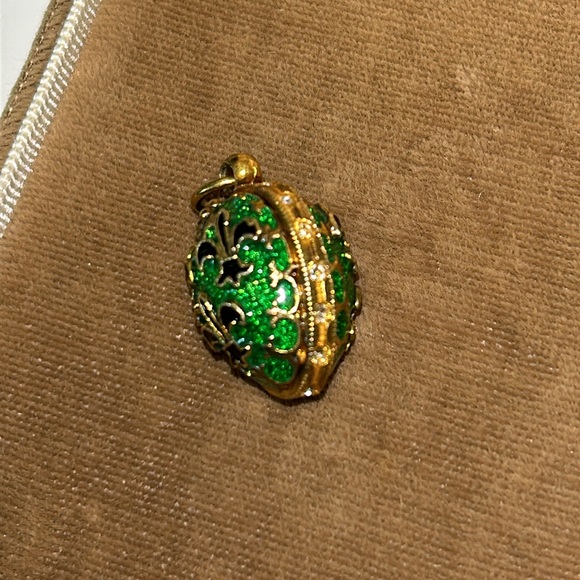 Vintage Fleur de Lis Green Enamel Gold Egg Pendant Charm for Necklace Bracelet - Picture 5 of 10